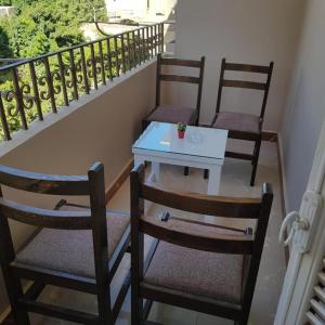 Sweet Home Hostel- No Egyptian tesisinde bir balkon veya teras