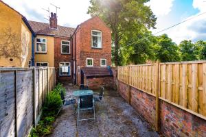 Zahrada ubytování Spacious 4-Bed House in Crewe by 53 Degrees Property, Long-term discounts, Ideal for Contractors - FREE Parking - Sleeps 8