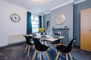 Fotografie z fotogalerie ubytování Spacious 4-Bed House in Crewe by 53 Degrees Property, Long-term discounts, Ideal for Contractors - FREE Parking - Sleeps 8 v destinaci Crewe