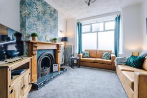 sala de estar con sofá y chimenea en Ideal for CONTRACTORS & WORKERS, Long-term discounts - 4-Bed House in Crewe by 53 Degrees Property - Sleeps 8, en Crewe