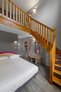 Voodi või voodid majutusasutuse B&B HOTEL Aurillac Le Lioran toas