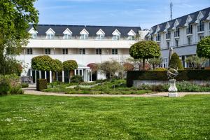 un bâtiment avec une pelouse devant lui dans l'établissement Hotel De Zeeuwse Stromen, à Renesse