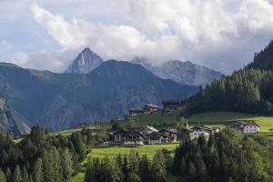 a village in a valley with mountains in the background at Ferienwohnung Hain in Birnbaum