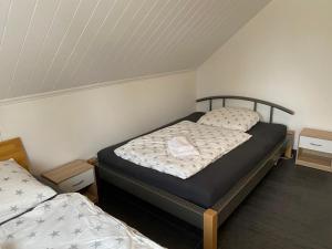 1 Schlafzimmer mit 2 Betten in einem Zimmer in der Unterkunft Elegantes Apartment in Wendelstein