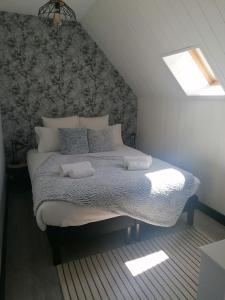1 dormitorio con 1 cama con 2 toallas en Gîte L'âme Du Gourmand en Pontorson