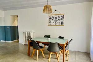 a dining room with a table and chairs at Le clos jasmin - quartier historique de Montlouis in Montlouis-sur-Loire