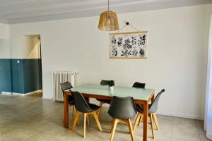 comedor con mesa y sillas en Le clos jasmin - quartier historique de Montlouis, en Montlouis-sur-Loire