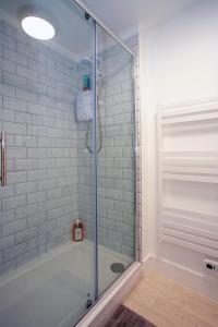 ห้องน้ำของ Luxury private estate summer winter 32c heated pool & hot tub bar stay deal kent