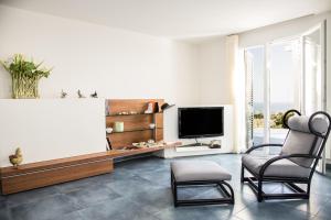 Telewizja i/lub zestaw kina domowego w obiekcie Fani Luxury Villas