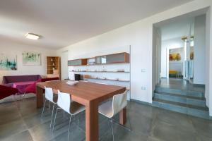 Kuchnia lub aneks kuchenny w obiekcie Fani Luxury Villas