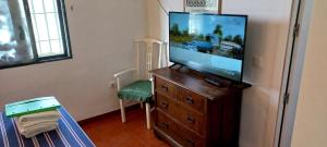 een flatscreen-tv op een dressoir in een kamer bij Rio Manilva in San Luis de Sabinillas