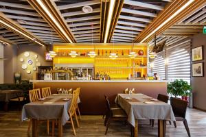 Un restaurante o sitio para comer en Gotel Capital