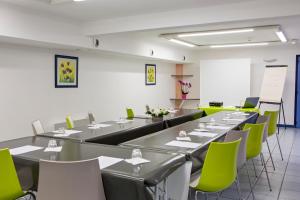 Ärikülastajate ala ja/või konverentsiruum majutusasutuses B&B HOTEL Aurillac Le Lioran