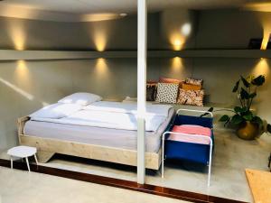 a bedroom with a bed in a room at Houseboat Tante Piet in Amsterdam