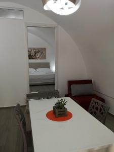 een kamer met een tafel en stoelen en een slaapkamer bij Casa Nannina in Matera