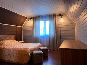 - une chambre avec un lit et une fenêtre dans l'établissement Lesnaya Skazka Hotel, à Pereslavl-Zalesski