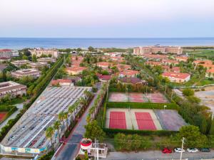 una vista aérea de una ciudad con edificios y el océano en Euphoria Palm Beach Resort, en Kizilagac