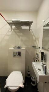 Un baño blanco con lavabo e inodoro. en Hotel Vondel Garden - Digital Access, en Ámsterdam 37 fotos más