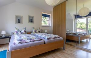 a bedroom with two beds and a mirror at Pension Cohrs Hof in Hellwege