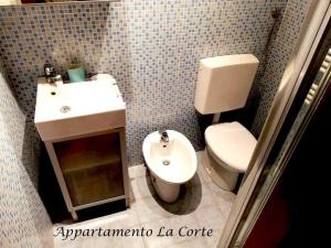 A bathroom at Appartamento La Corte