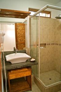 A bathroom at Hotel Casa Mediterranea Mancora