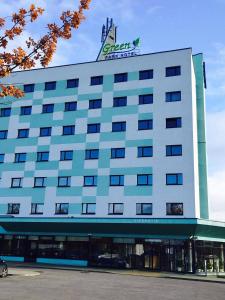 een groot gebouw met een bord erop bij Green Park Hotel Klaipeda in Klaipėda