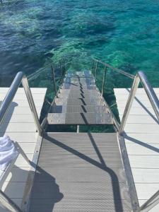 un barco flotando en el agua junto al océano en Club Çapa Hotel, en Kas