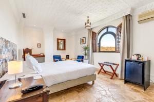 Un pat sau paturi într-o cameră la Hotel Castillo de Monda