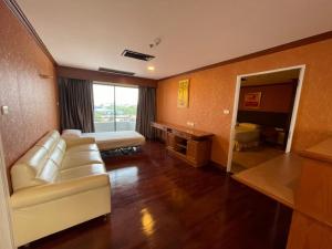 バンコクにあるEbina House - SHA Extra Plusのリビングルーム(ソファ、ベッド、テレビ付)