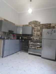 Кухня або міні-кухня у Luxor palace Apartments