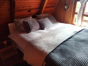Postel nebo postele na pokoji v ubytování Mansion Tara