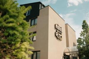 a building with a sign on the side of it at Hotel Das Kleine Ritz in Fellbach