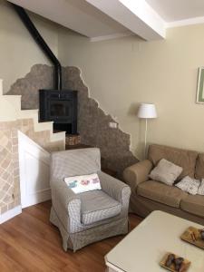una sala de estar con un sofá y una silla en Exclusive Views Ronda, en Ronda
