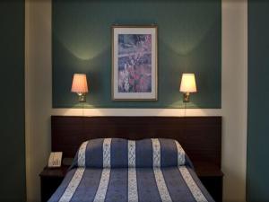 The Falcon Hotel客房内的一张或多张床位