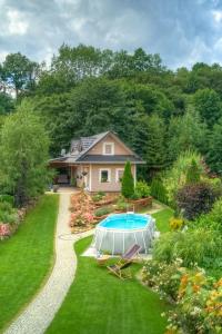 un jardín con piscina y una casa en Tylicz Domek na Jankowym 90m en Tylicz