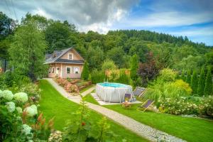 an aerial view of a garden with a pool at Tylicz Domek na Jankowym 90m in Tylicz