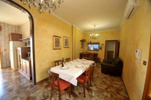 uma sala de jantar com uma mesa e uma cozinha em AL CASTELLO Appartamenti em Torricella