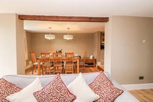 ein Wohn- und Esszimmer mit einer Couch und einem Tisch in der Unterkunft Luxurious 4 bedroom Cottage in the Yorkshire Dales in Richmond