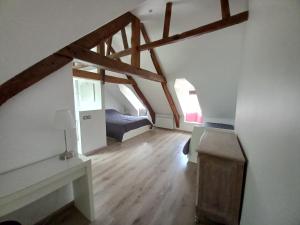 Un pat sau paturi într-o cameră la Appartement centre-ville Bayeux, tout à pied ! +29 fotografii