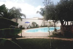 basen przed domem w obiekcie Casa vacanza in villa con piscina! w mieście Triscina