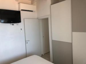 A television and/or entertainment centre at La dolce vita , fronte mare
