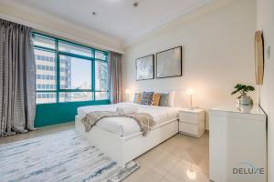 Posezení v ubytování Tranquil 1BR at Marina Crown Dubai Marina by Deluxe Holiday Homes