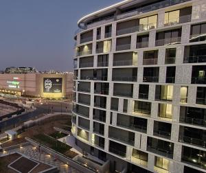 Ellipse Luxury High Rise Apartment في ميدراند: مبنى طويل في مدينة في الليل