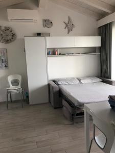 A bed or beds in a room at La dolce vita , fronte mare