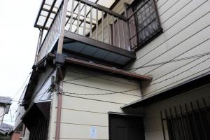 un balcón en el lateral de una casa en リテックス浦安, en Tokio