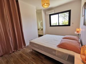 a bedroom with a large bed and a window at Villa La Provence in Carpentras