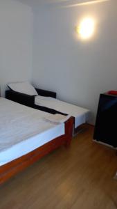 コスティネシュティにあるVila Stefan Pescarusului Costinestiのベッドルーム1室(ベッド2台付)、壁に照明が備わります。