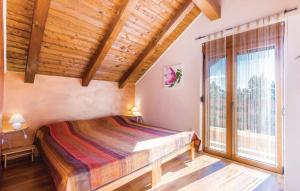ein Schlafzimmer mit einem Bett und einem großen Fenster in der Unterkunft Guest house Donna in Vrata + 32 Fotos