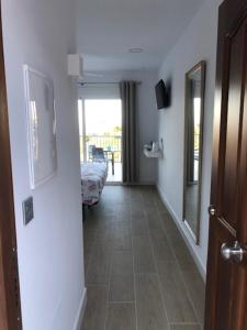 - un couloir avec une chambre offrant une vue sur une chambre dans l'établissement Casa Bédar, à Bédar