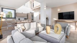 Televízia a/alebo spoločenská miestnosť v ubytovaní Villa Alisios Golf Luxury Tenerifesummervillas Heated pool